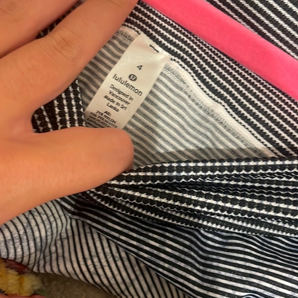 NWOT lululemon pants, size 4 never worn, no tag